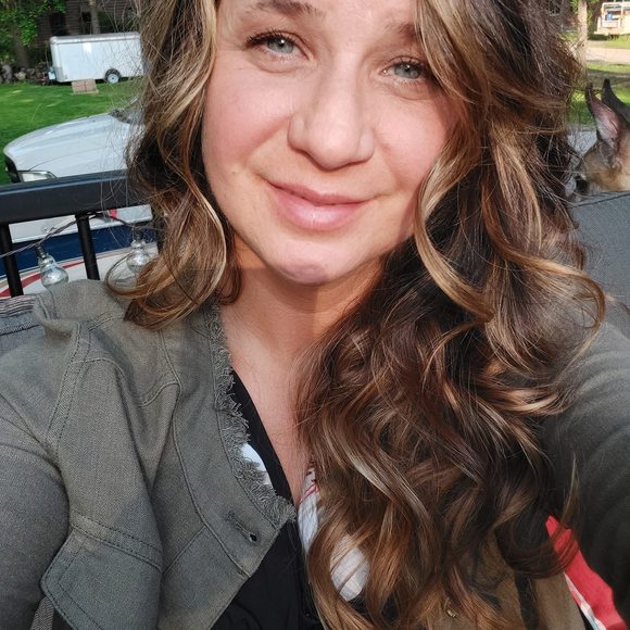 Meet your Posher, Hollie - Picture 1 of 1